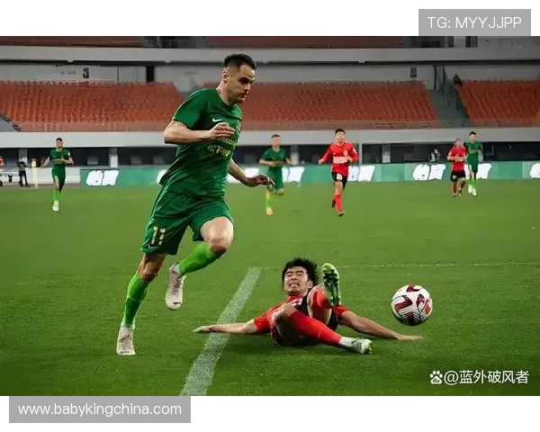 中超保级大战打响 亚泰队抵达郑州全力备战决战时刻 中超保级大战打响 亚泰队抵达郑州全力备战决战时刻