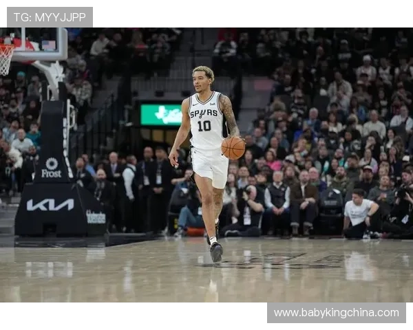 马刺队记者晒索汉训练照双手罚球引热议展现新赛季求变决心 马刺队记者晒索汉训练照双手罚球引热议展现新赛季求变决心